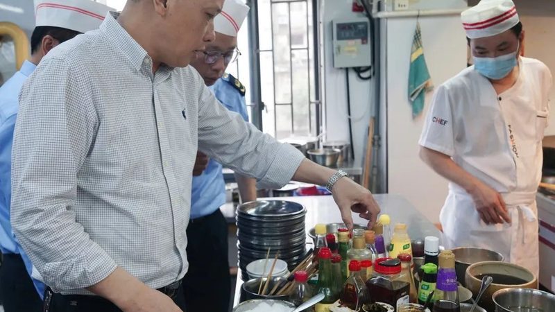 餐饮加盟合同中的隐藏陷阱：如何识别并规避**