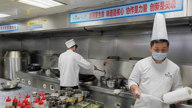 食品代工与自建厂：成本考量背后的深层逻辑