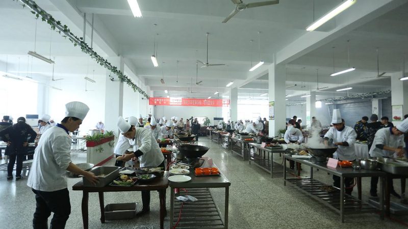 小标题：喜糖盒搭配，传递甜蜜心意